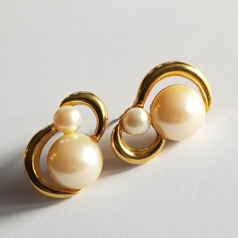Vintage Richelieu earrings faux pearls Gold tone pearlcore elegant classic
